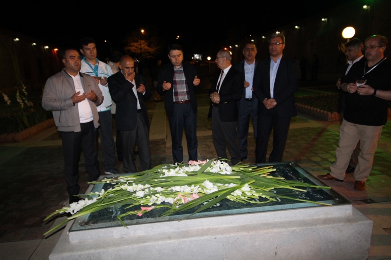 Vali Işın, İran’da Şemsi Tebrizi'nin kabrini ziyaret etti Vali Işın, İran’da Şemsi Tebrizi'nin kabrini ziyaret etti